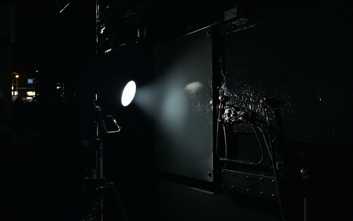 Lampe d'inspection éclairant une portion de machine dans un atelier obscur